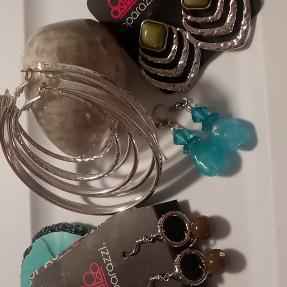 4 pair of paparazzi earings all new with out tags.